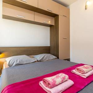 OTOK KRK - Kuća s bazenom na mirnoj lokaciji s pogledom na more