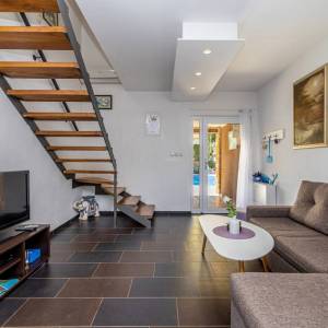 OTOK KRK - Kuća s bazenom na mirnoj lokaciji s pogledom na more