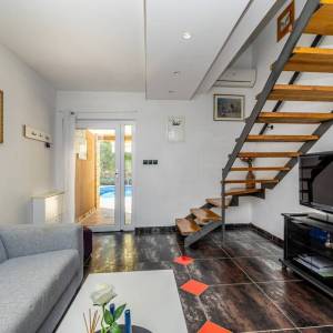 OTOK KRK - Kuća s bazenom na mirnoj lokaciji s pogledom na more