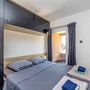 OTOK KRK - Kuća s bazenom na mirnoj lokaciji s pogledom na more