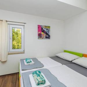 OTOK KRK - Kuća s bazenom na mirnoj lokaciji s pogledom na more