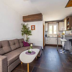 OTOK KRK - Kuća s bazenom na mirnoj lokaciji s pogledom na more