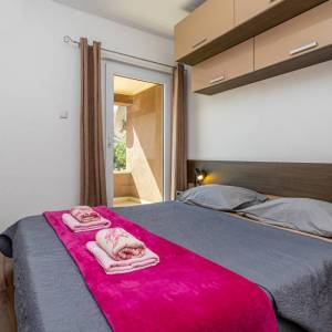 OTOK KRK - Kuća s bazenom na mirnoj lokaciji s pogledom na more