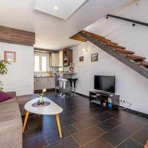 OTOK KRK - Kuća s bazenom na mirnoj lokaciji s pogledom na more