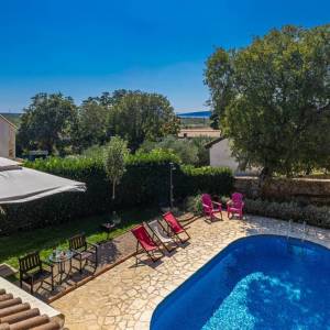 OTOK KRK - Kuća s bazenom na mirnoj lokaciji s pogledom na more