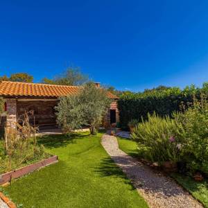 OTOK KRK - Kuća s bazenom na mirnoj lokaciji s pogledom na more