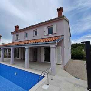 OTOK KRK - Kuća s dva dvoetažna stana i bazenom