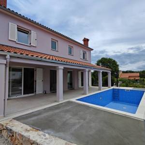 OTOK KRK - Kuća s dva dvoetažna stana i bazenom