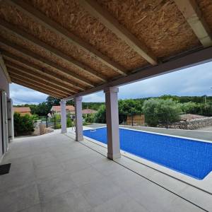 OTOK KRK - Kuća s dva dvoetažna stana i bazenom