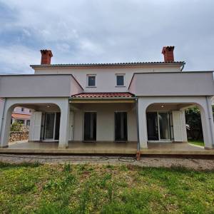 OTOK KRK - Kuća s dva dvoetažna stana na mirnoj lokaciji