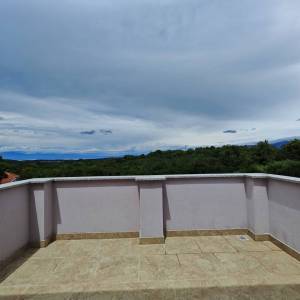 OTOK KRK - Kuća s dva dvoetažna stana na mirnoj lokaciji