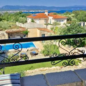 OTOK KRK, MALINISKA – Rustikalna kuća s bazenom i pogledom na more