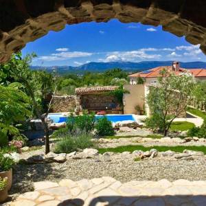 OTOK KRK, MALINISKA – Rustikalna kuća s bazenom i pogledom na more