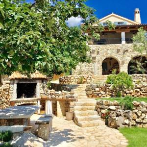 OTOK KRK, MALINISKA – Rustikalna kuća s bazenom i pogledom na more