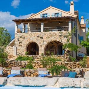 OTOK KRK, MALINISKA – Rustikalna kuća s bazenom i pogledom na more