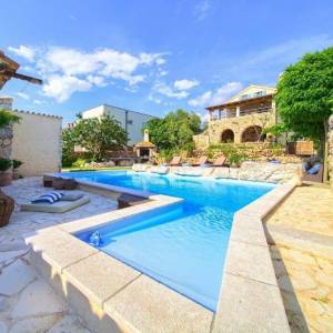 OTOK KRK, MALINISKA – Rustikalna kuća s bazenom i pogledom na more