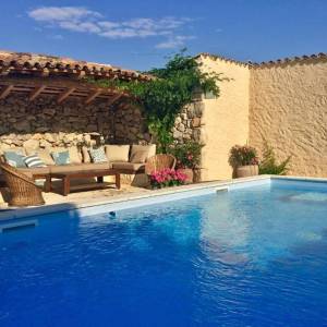 OTOK KRK, MALINISKA – Rustikalna kuća s bazenom i pogledom na more