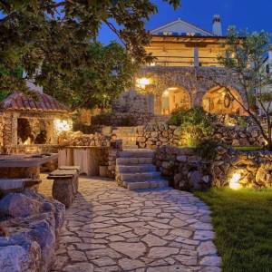 OTOK KRK, MALINISKA – Rustikalna kuća s bazenom i pogledom na more