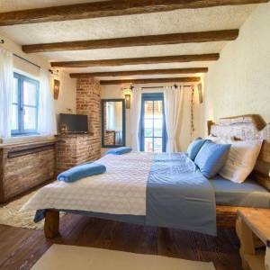 OTOK KRK, MALINISKA – Rustikalna kuća s bazenom i pogledom na more