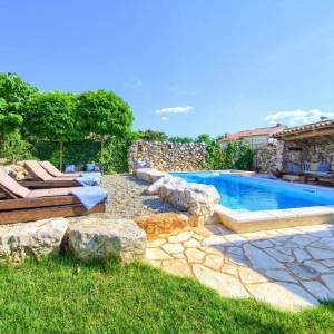 OTOK KRK, MALINISKA – Rustikalna kuća s bazenom i pogledom na more