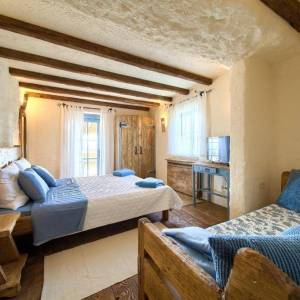 OTOK KRK, MALINISKA – Rustikalna kuća s bazenom i pogledom na more