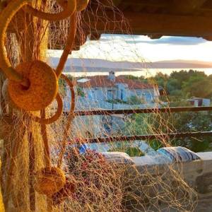 OTOK KRK, MALINISKA – Rustikalna kuća s bazenom i pogledom na more