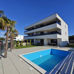 Otok Krk, Malinska - apartman u prizemlju s bazenom