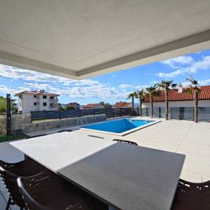 Otok Krk, Malinska - apartman u prizemlju s bazenom