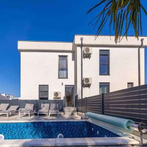 OTOK KRK, Malinska - Apartman s bazenom i pogledom na more