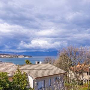 OTOK KRK, Malinska – Dvojna kuća na mirnoj lokaciji blizu plaže 