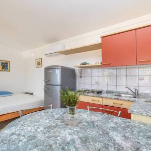 OTOK KRK, Malinska – Dvojna kuća na mirnoj lokaciji blizu plaže 