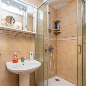 OTOK KRK, Malinska – Dvojna kuća na mirnoj lokaciji blizu plaže 