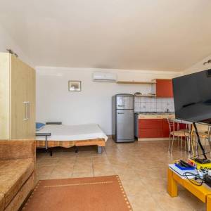 OTOK KRK, Malinska – Dvojna kuća na mirnoj lokaciji blizu plaže 