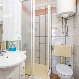 OTOK KRK, Malinska – Dvojna kuća na mirnoj lokaciji blizu plaže 