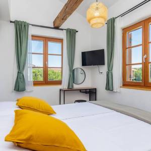 OTOK KRK,  MALINSKA - Dvojna kuća s bazenom za turistički najam