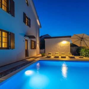 OTOK KRK,  MALINSKA - Dvojna kuća s bazenom za turistički najam