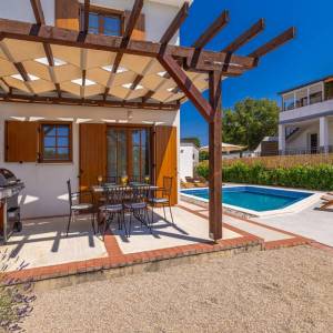 OTOK KRK,  MALINSKA - Dvojna kuća s bazenom za turistički najam