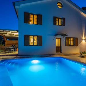 OTOK KRK,  MALINSKA - Dvojna kuća s bazenom za turistički najam