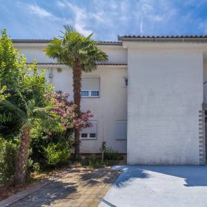 OTOK KRK, MALINSKA - Dvojna kuća s 4 apartmana i pogledom na more