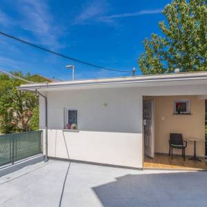 OTOK KRK, MALINSKA - Dvojna kuća s 4 apartmana i pogledom na more