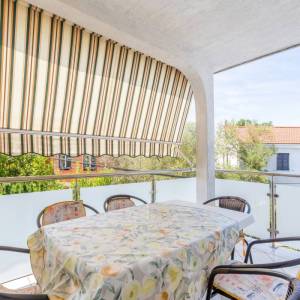 OTOK KRK, MALINSKA - Dvojna kuća s 4 apartmana i pogledom na more