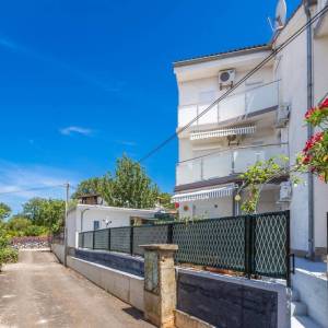 OTOK KRK, MALINSKA - Dvojna kuća s 4 apartmana i pogledom na more