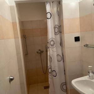 OTOK KRK, MALINSKA - Kuća prvi red do mora