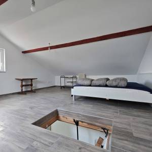 OTOK KRK, MALINSKA - Kućica u masliniku