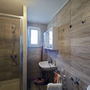 OTOK KRK, MALINSKA - Kućica u masliniku