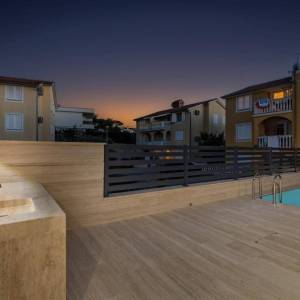 OTOK KRK, MALINSKA - Penthouse s bazenom na samo 150 metara od mora