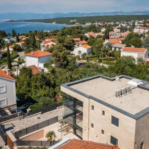 OTOK KRK, MALINSKA - Penthouse s bazenom na samo 150 metara od mora