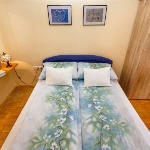 OTOK KRK, MALINSKA - Renovirana apartmanska kuća u blizini mora