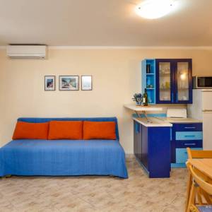 OTOK KRK, MALINSKA - Renovirana apartmanska kuća u blizini mora