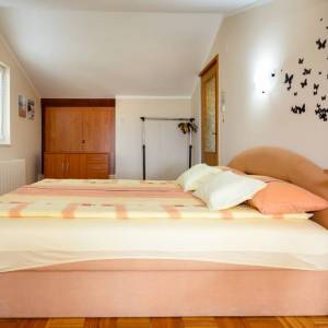 OTOK KRK, MALINSKA - Renovirana apartmanska kuća u blizini mora